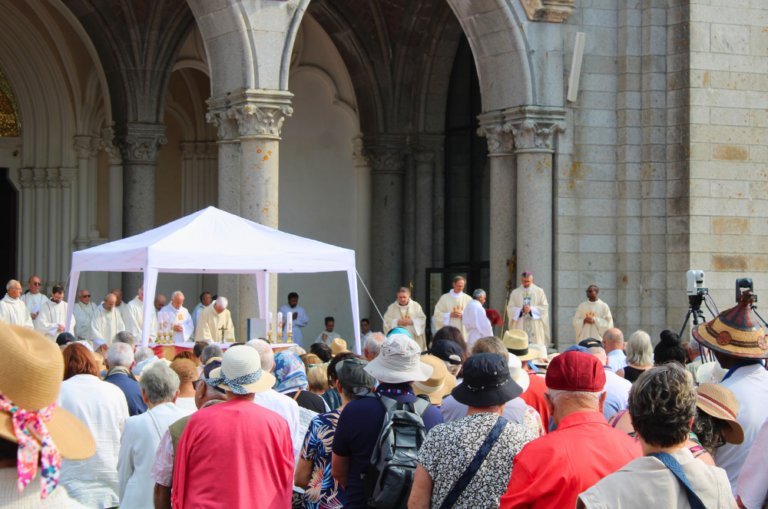 À Pontmain, 3 000 pèlerins fêtent l’Assomption de la Vierge Marie